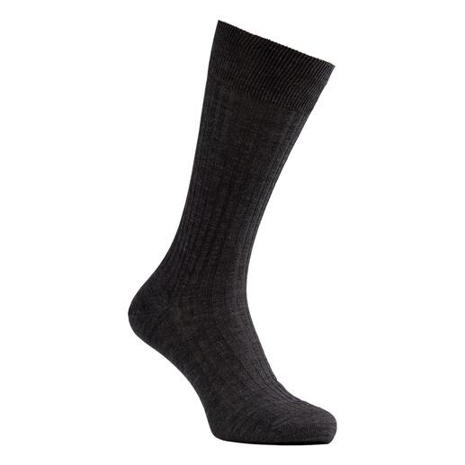 Chaussette en merino grise en position verticale sur fond blanc