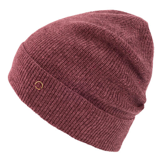 Bonnet en cachemire couleur marsala sur fond blanc.