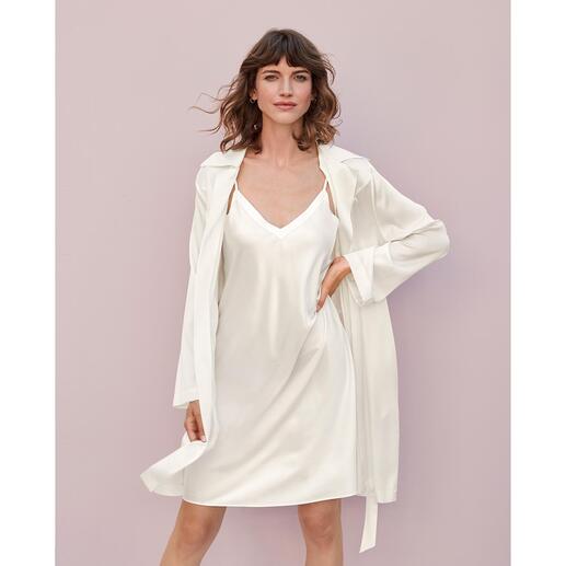 Robe de chambre ou Chemise de nuit en soie stretch La combinaison féminine d’une robe de chambre et d’une chemise de nuit. Par Eva B. Bitzer.