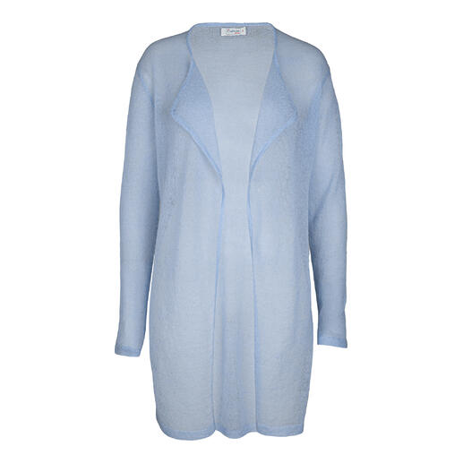 Cardigan long Cobweb bleu clair sur fond clair.