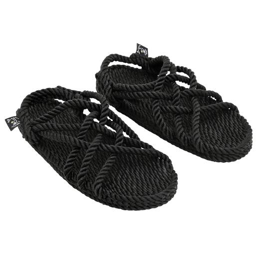 Deux sandales en corde noires côte à côte, design tressé.
