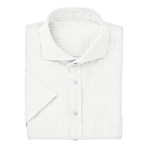 Chemise seersucker blanche pliée avec manches courtes et poche poitrine.