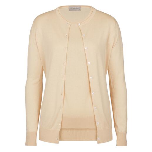 Ensemble essentiel John Smedley beige composé d'un T-shirt et d'un cardigan.