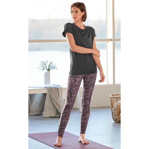 Shirt de yoga Cascade ou Legging de yoga Floral Print Curare L’ensemble d’intérieur sans doute le plus confortable que vous ayez jamais porté. De Curare Yogawear.
