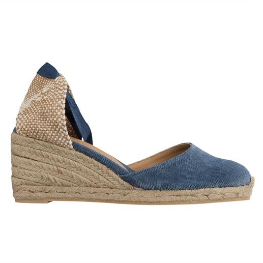 Espadrille Castañer bleu foncé avec semelle en jute.
