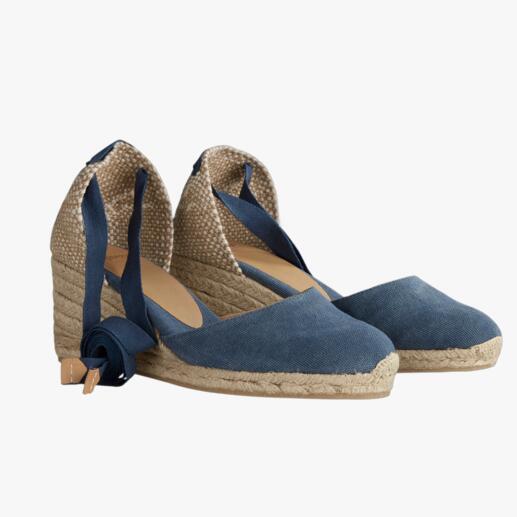 Espadrilles Castañer bleu foncé avec bandes croisées.