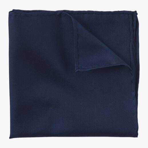 Pochette en soie Oxford bleu foncé pliée.