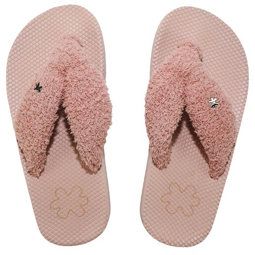Tongs en velours rose, vues du dessus avec deux lanières croisées.