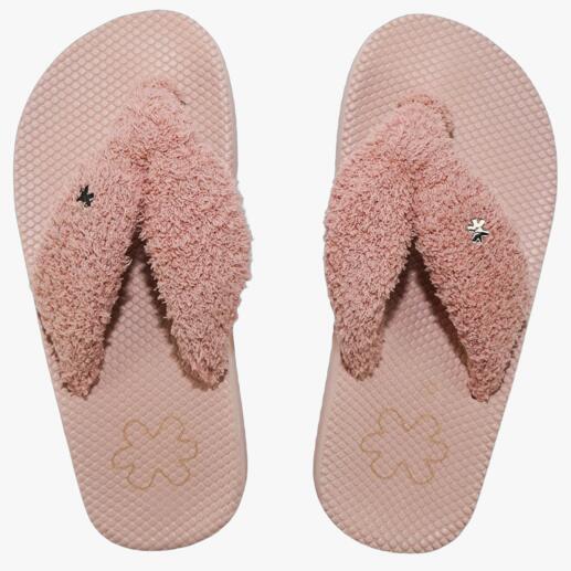 Tongs en velours rose, vues du dessus avec deux lanières croisées.