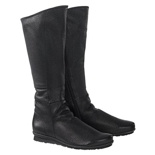 Une paire de bottes en cuir de cerf arche en noir, vue de face