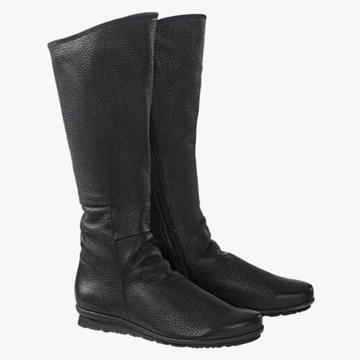 Une paire de bottes en cuir de cerf arche en noir, vue de face