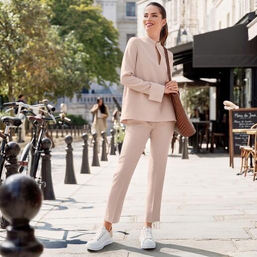 Femme en ensemble SLY010 24 heures deux pièces, posant à l'extérieur.