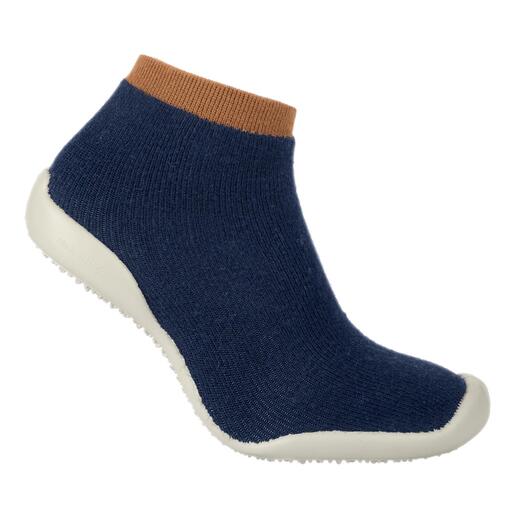Chaussettes de maison rayées en marine, vue de profil.