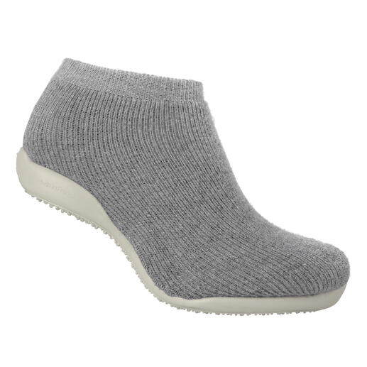 Chaussettes de maison grises claires, vue de profil.
