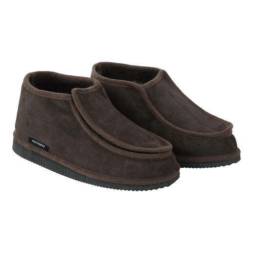 Chaussons bruns foncés en paire.