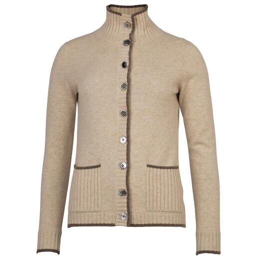 Vue de devant du cardigan en cachemire Two-Ply avec des boutons.