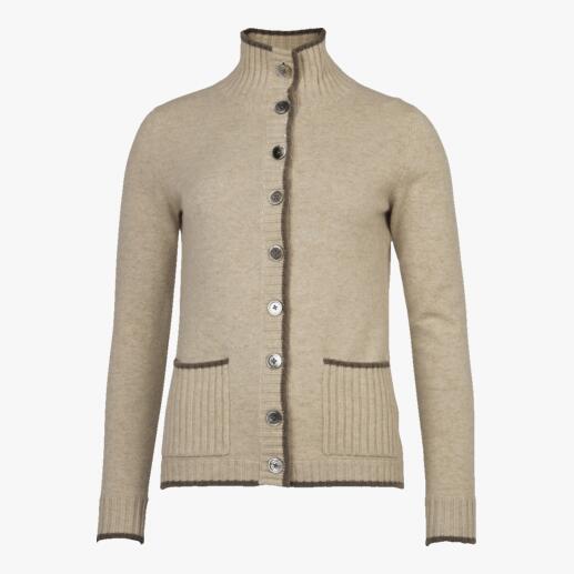 Vue de devant du cardigan en cachemire Two-Ply avec des boutons.