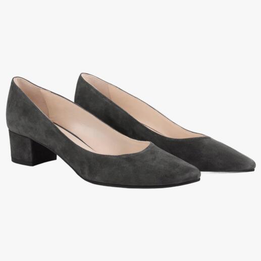 Paire d'escarpins noirs en daim, vue en trois quarts.