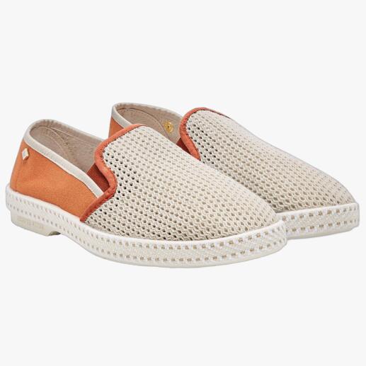 Deux chaussures d'été Rivieras beiges, paire placée côte à côte.