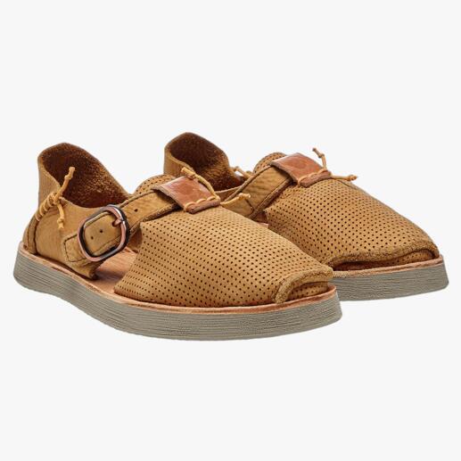 Vue de face de deux paires de sandales sneakers Satorisan jaunes
