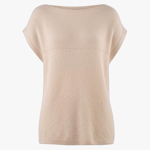 Pull d'été beige clair avec décolleté large.