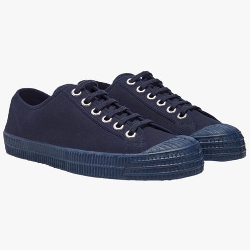 Deux chaussures Novesta Sneaker Star Master en marine, ensemble sur fond blanc.