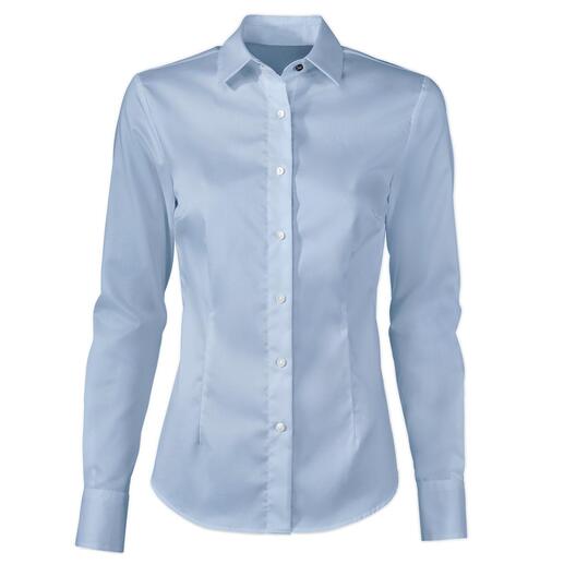 Vue de face d'une blouse QuickClean bleu clair avec boutons.