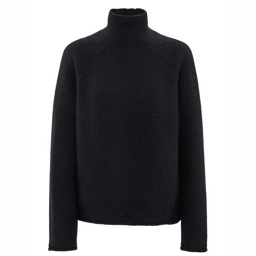 Pull boxy noir à col montant.