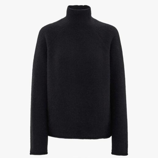 Pull boxy noir à col montant.