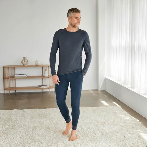 Homme en pyjama Dagsmejan, composé d'un shirt à manches longues et de leggings en gris foncé.