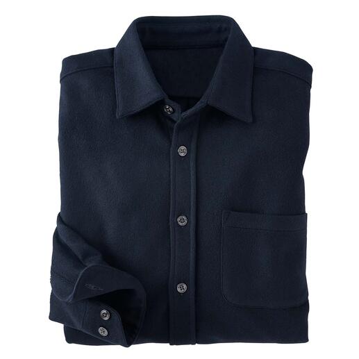 Chemise en flanelle de cachemire, pliée et présentée sur une surface.