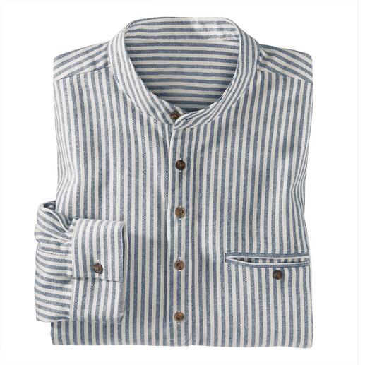 Chemise en flanel rayée pliée avec des boutons sur la table.