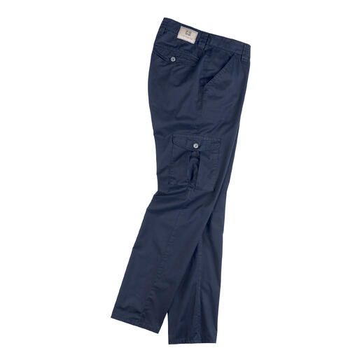 Pantalon cargo bleu marine avec plusieurs poches.