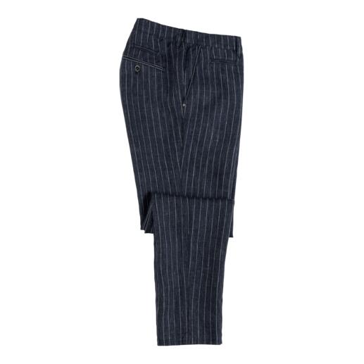 Pantalon à rayures vu de côté.