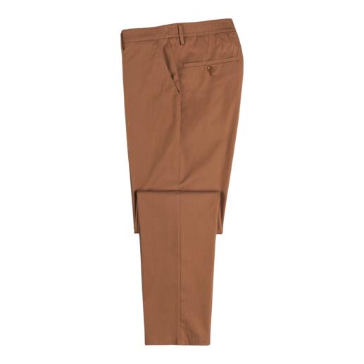 Chinos marron pliés de côté.
