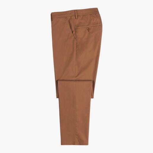 Chinos marron pliés de côté.