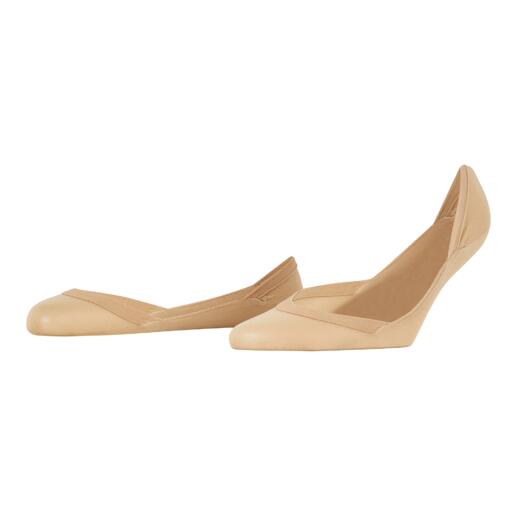 Chaussettes beiges à bout pointu sur fond blanc.
