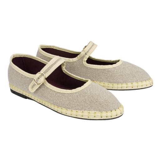 Paire de chaussures Mary Jane en lin beige, légèrement disposées sur le côté.