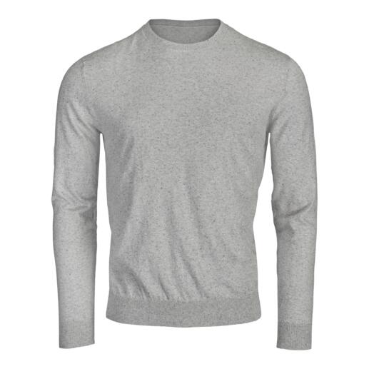 Pull en tweed d'été gris sur fond clair.