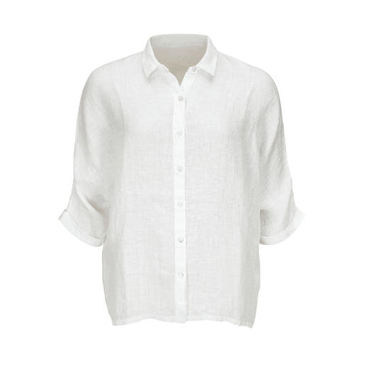 Chemise en lin blanc sur fond clair.