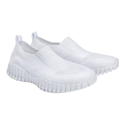 Paire de sneakers blanches avec un insert élastique sur la semelle.