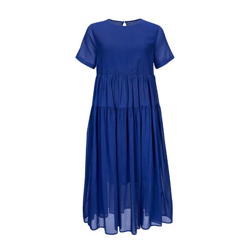 Vue de face de la robe d'été bleue avec jupe volumineuse
