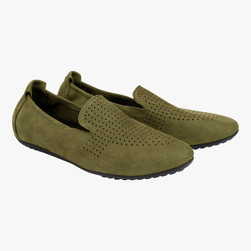 Mocassins d'été arche en vert olive, vue paire avec design perforé