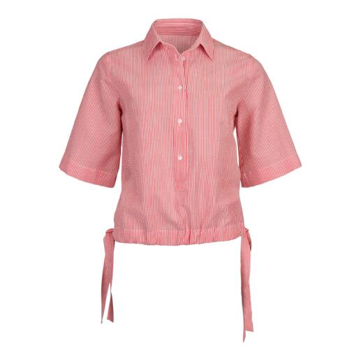 Femme portant une blouse boxy en seersucker rouge, taille 34.