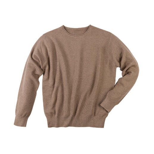 Pull beige à col rond sur un fond blanc