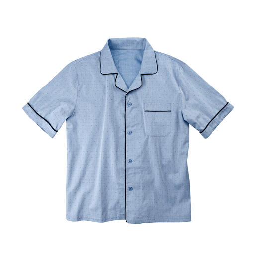 Chemise de pyjama bleu clair à manches courtes avec poche poitrine.