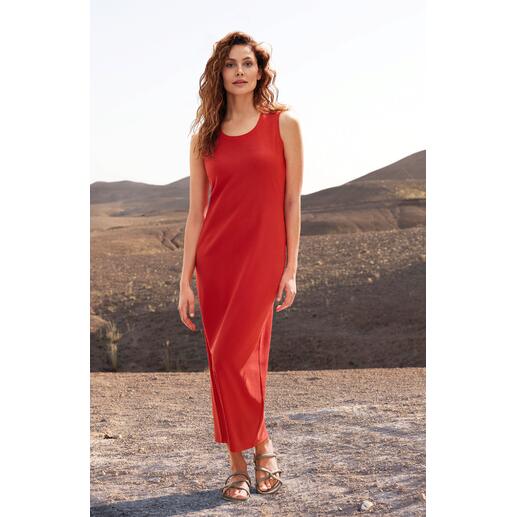 Robe infroissable sans manches La robe infroissable facile d'entretien. Lavée, séchée, prête à être portée. Robe de voyage sans manches en carmin, longue.