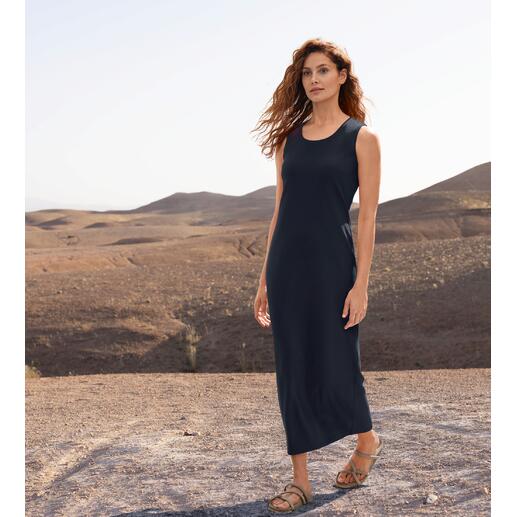Robe infroissable sans manches La robe infroissable facile d'entretien. Lavée, séchée, prête à être portée. Robe de voyage sans manches en marine, longue.