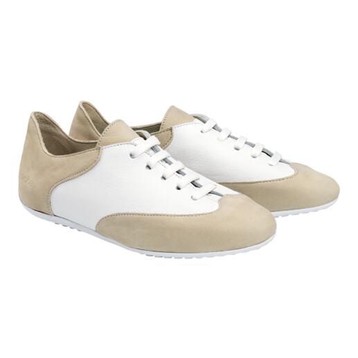 Sneakers confortables beige et blanche sur un fond neutre, vue de face.