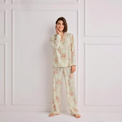 Femme en pyjama florale Ralph Lauren se tenant dans une pièce claire.